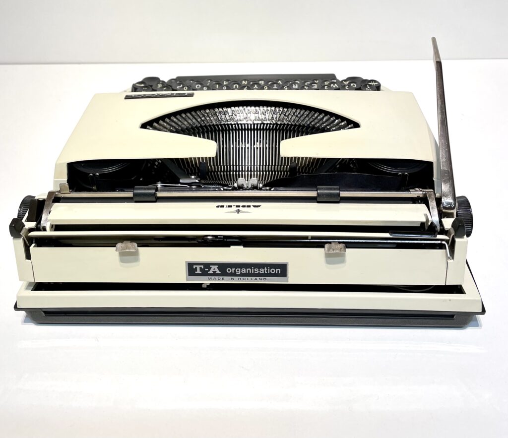 Adler Tippa witte vintage werkende typemachine wit met script/cursief ...
